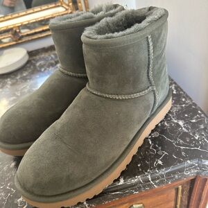 Rare classic mini uggs ugg boots Dark green $160 Size 8